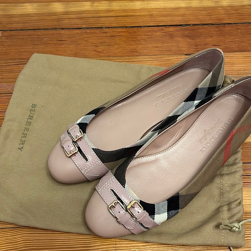 Burberry flats, EXCELLENT CONDITION, worn once. bag included